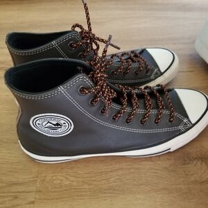 CONVERSE leather brown high snickers women size 10, barely used